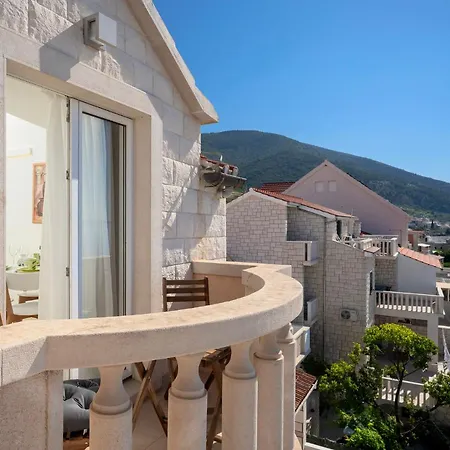 Hektorovic Poolside Apartment