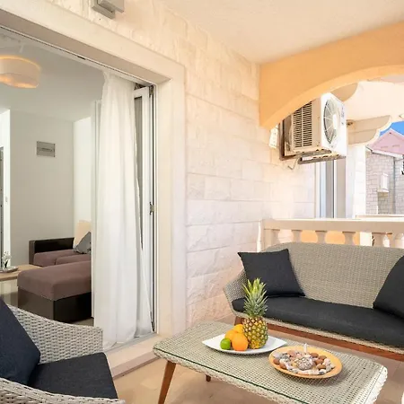 Hektorovic Poolside Apartment Bol