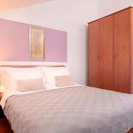 Hektorovic Poolside Apartment