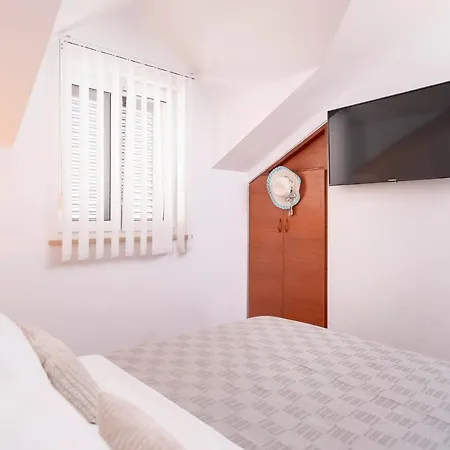 Apartment Hektorovic Poolside