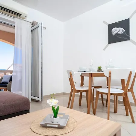 Hektorovic Poolside Apartment *