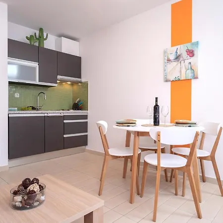 Hektorovic Poolside Apartment
