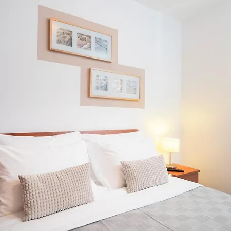 Hektorovic Poolside Apartment *