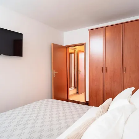Hektorovic Poolside Apartamento *