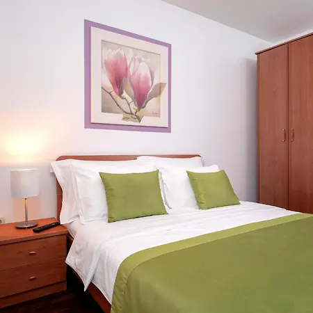 Hektorovic Poolside Apartment Bol