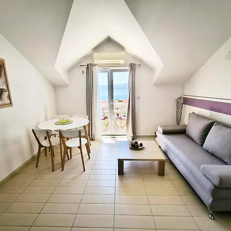 Hektorovic Poolside Apartment *