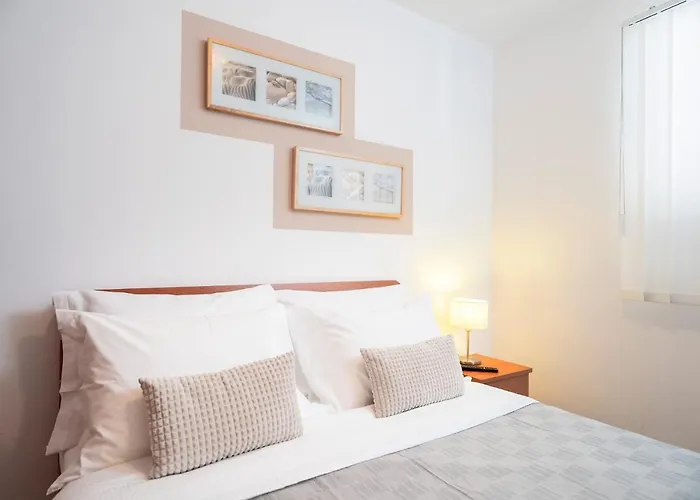 Hektorovic Poolside Apartment *