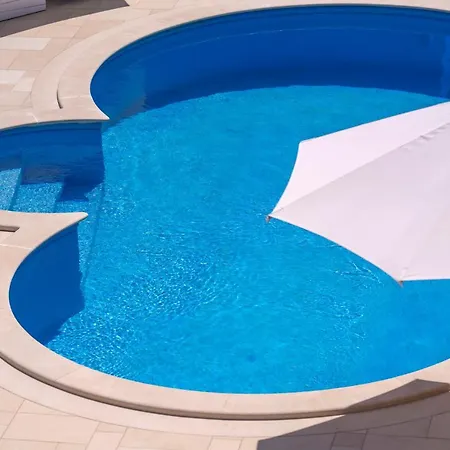 Hektorovic Poolside شقة