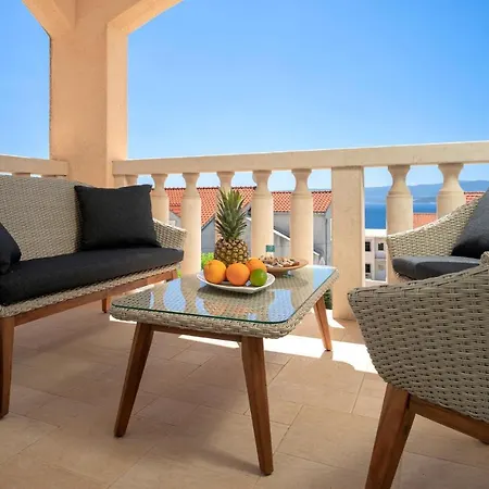 Hektorovic Poolside *