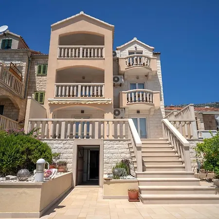 Hektorovic Poolside Bol