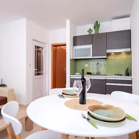 Hektorovic Poolside * بول